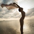 海と全裸女性の芸術写真を