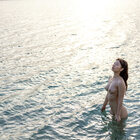 遠くから見る全裸美女