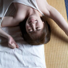 片乳逆さの美少女おっぱい