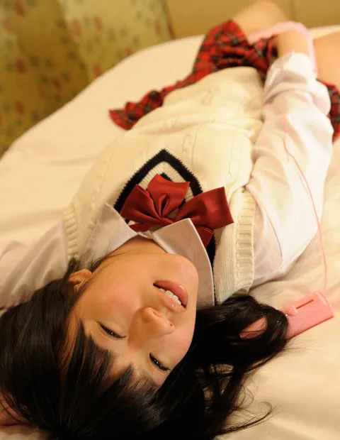 ローターオナニーは制服での中サムネ