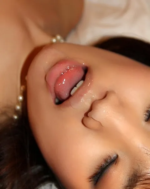 美女の口周りに精子の中サムネ
