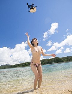 海ではしゃぐおっぱい