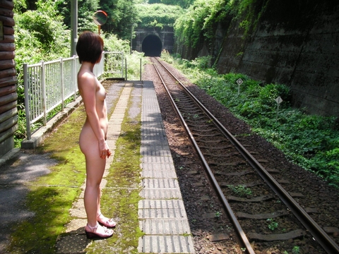 ローカル線と全裸女性 - アウトドア
