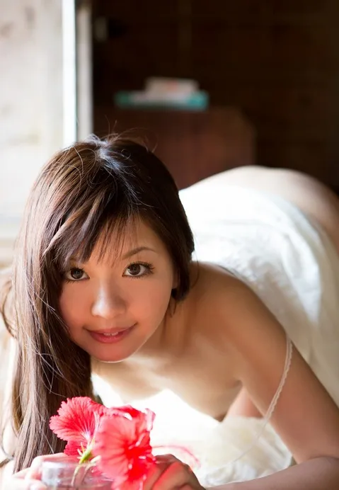 美女のおっぱいと赤の中サムネ