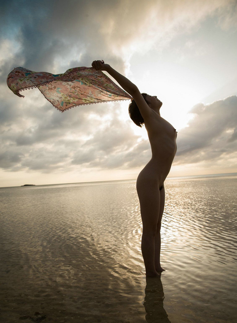 海と全裸女性の芸術写真を - 芸術ヌード
