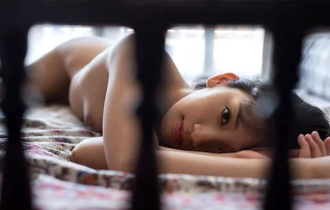 真夏日の部屋は美女全裸の中サムネ