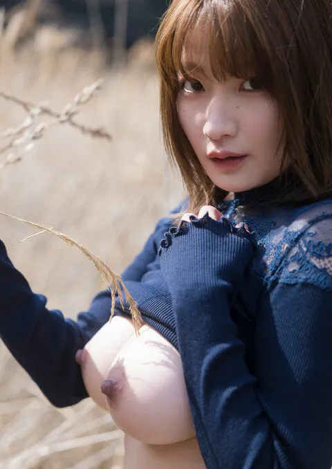 寒波でも屋外おっぱい写真