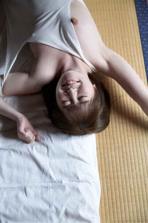 片乳逆さの美少女おっぱいの中サムネ