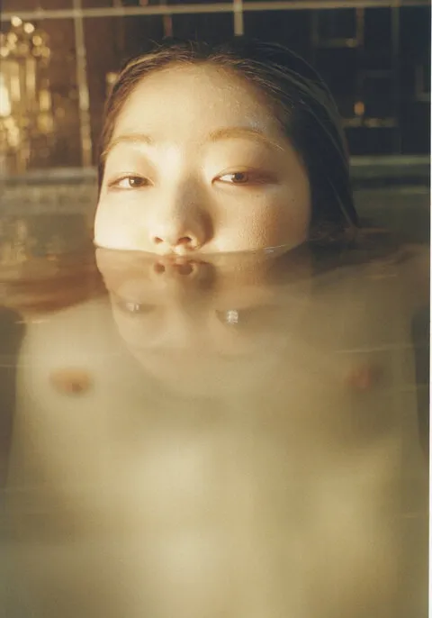 風呂ヌードであえての水の中の中サムネ