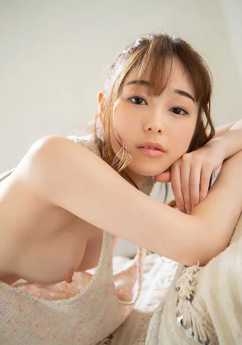 新名あみん - ハダカ美女