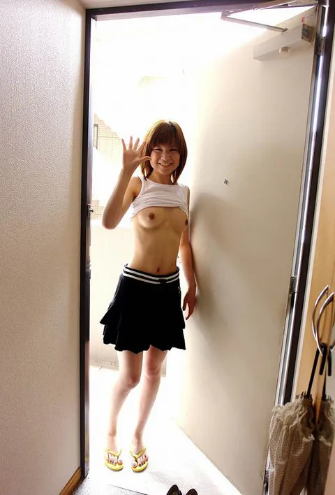 おっぱい出して外出の中サムネ