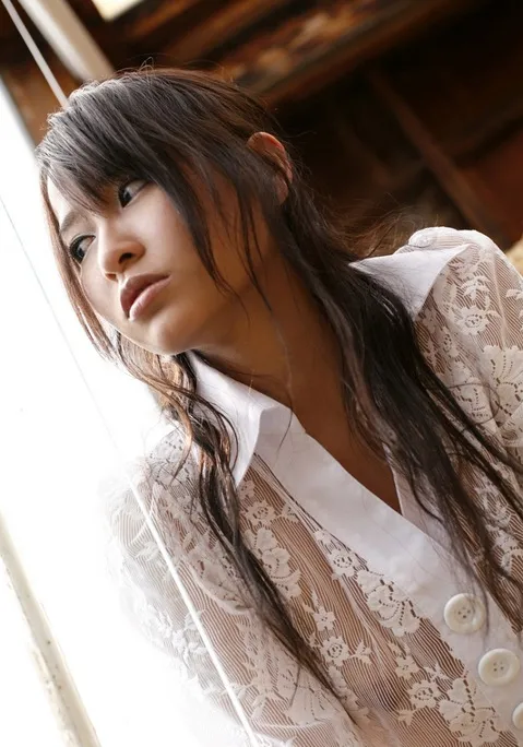 服の下のおっぱいでイクの中サムネ